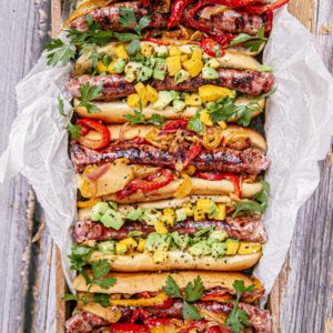 Hotdogs mit Paprika und Mango-Avocado-Relish