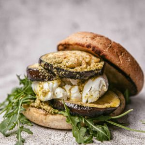 Gegrillter Auberginen-Burrata-Burger